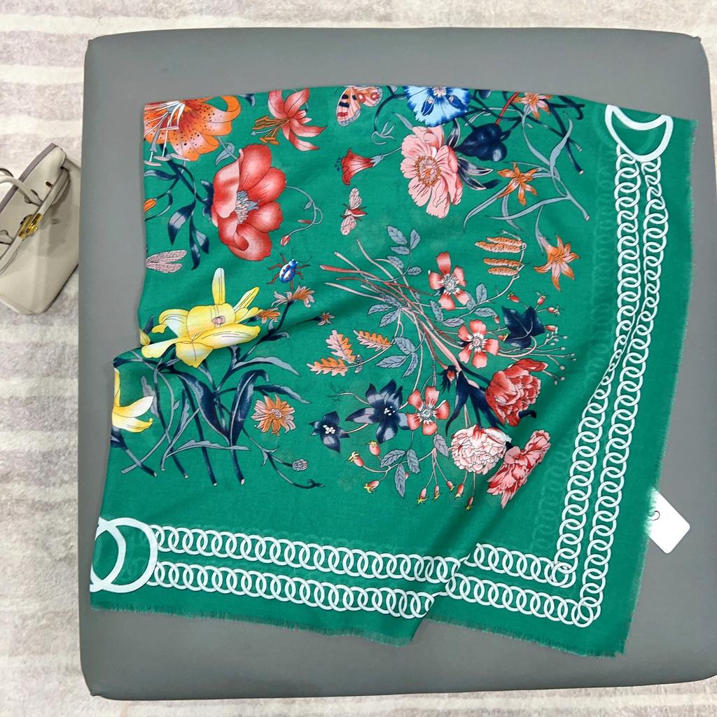 2025 spring and summer new beard removal large square scarf fashion printing decoration warm shawl travel photo show temperament scarf