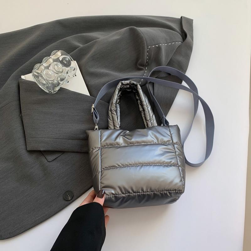 

2024 Женская повседневная модная сумка-ведро: Легкая куртка из пухового хлопка в стиле для осени/зимы, универсальная сумка-тоут и кроссбоди серый