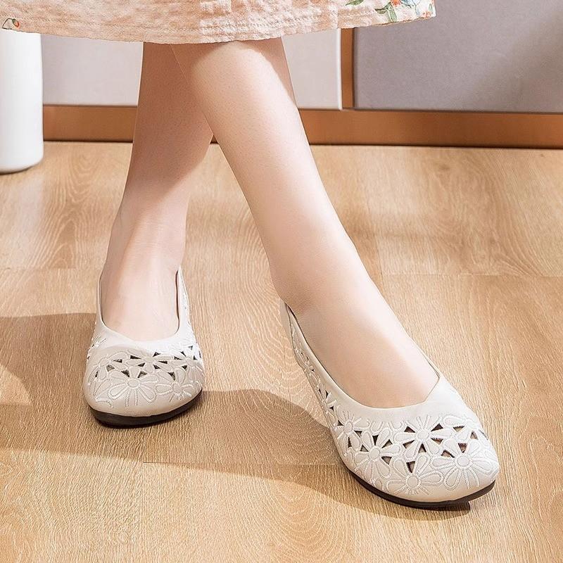 Spring and summer four seasons 2025 new mother middle-aged and elderly comfortable embroidery hollow flat bottom casual Doudou women's shoes