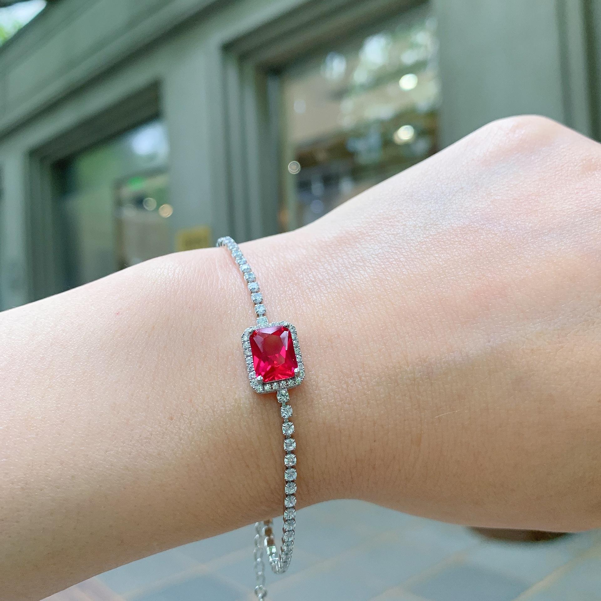 

Прямая трансляция небольшого квадратного имитационного рубинового корундового драгоценного камня браслета женственного красного ожерелья ювелирного изделия, прямоугольного 7X9.