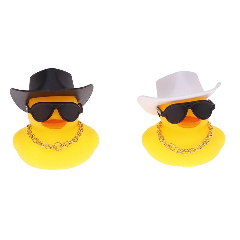 1 Set coole Auto-Accessoires mit Cowboyhut-Halskette und Sonnenbrille Gummi-Enten Auto-Schmuck Enten Auto-Armaturenbrett-Dekorationen