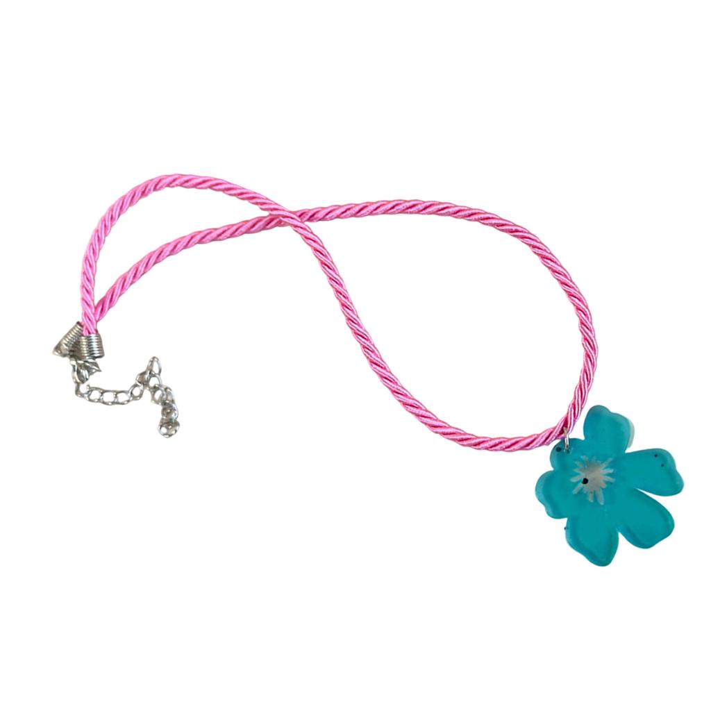 Elegante Blumenkette Handarbeit aus robustem Kordel Acryl mit verstellbarer Länge für modische Damen-Outfits