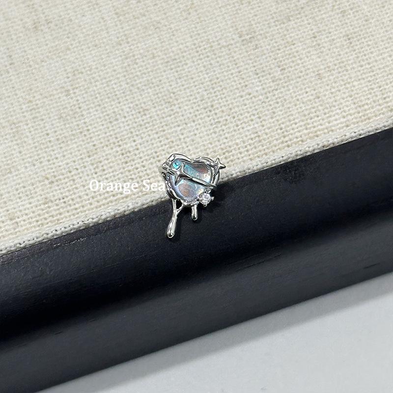 

Sweet and cool aurora surround love titanium steel stud earrings unique personality ky star stud earrings