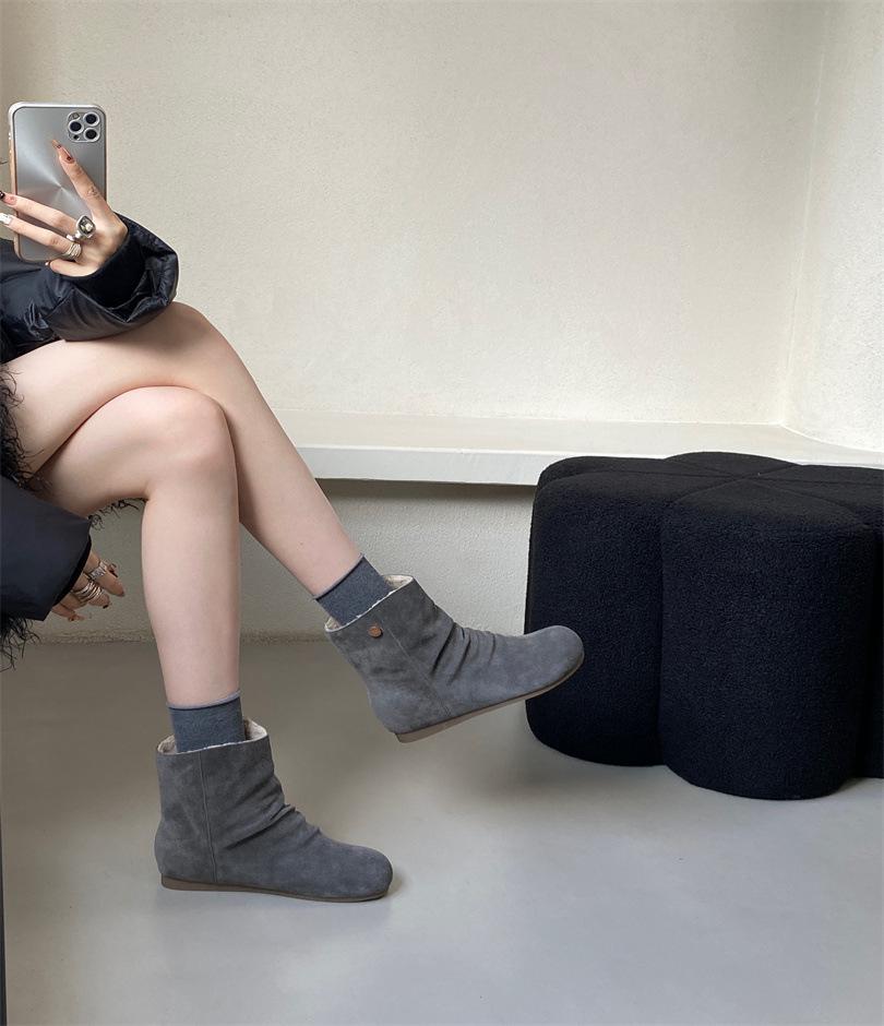 Herbst 2025 neue innenliegende Absatzhöhung Falten kleine kurze Stiefel Damen antike Mode westliche Wildleder-Stiefel Temperament Martin-Stiefel