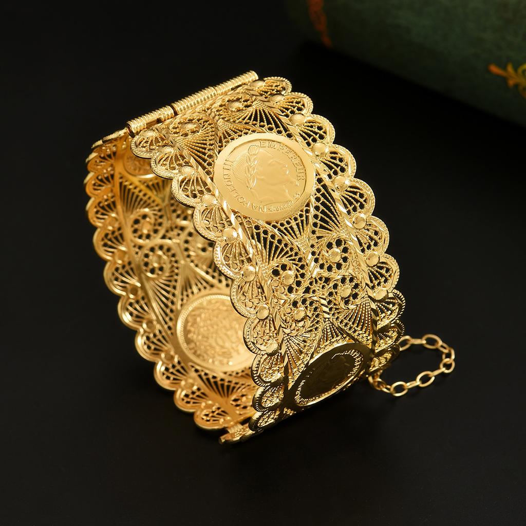 Bracelet de mariée algérienne Bijoux avec motif de pièce de monnaie graphique Napoléon Finement sculpté, Un accessoire de poignet pour robe de mariée corsage