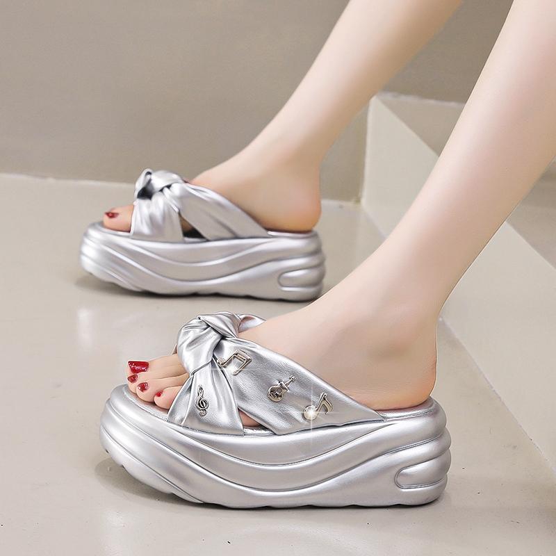 Модные шлепанцы на платформе с каблуком 8 см для женщин 2024 года — фото 5