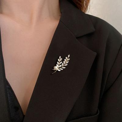 Women Brooch High-Gloss Rhinestone Inlay Sparkling Faux Pearl Wheat Design Lapel Pin Non-Slip Buckle Scarf Badge Clothing Bags Accessories