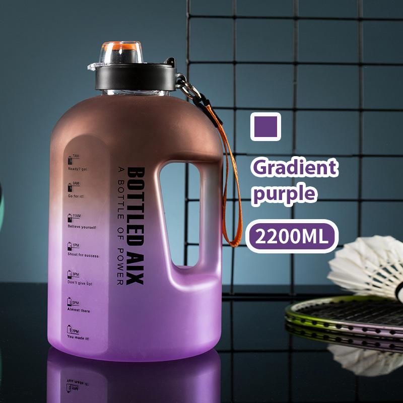 

Спортивная бутылка для воды 2,2 л, большая емкость, 1 галлон, бутылка для воды со шкалой времени, пластиковая бутылка без BPA, уличная чашка для воды для фитнеса фиолетовый