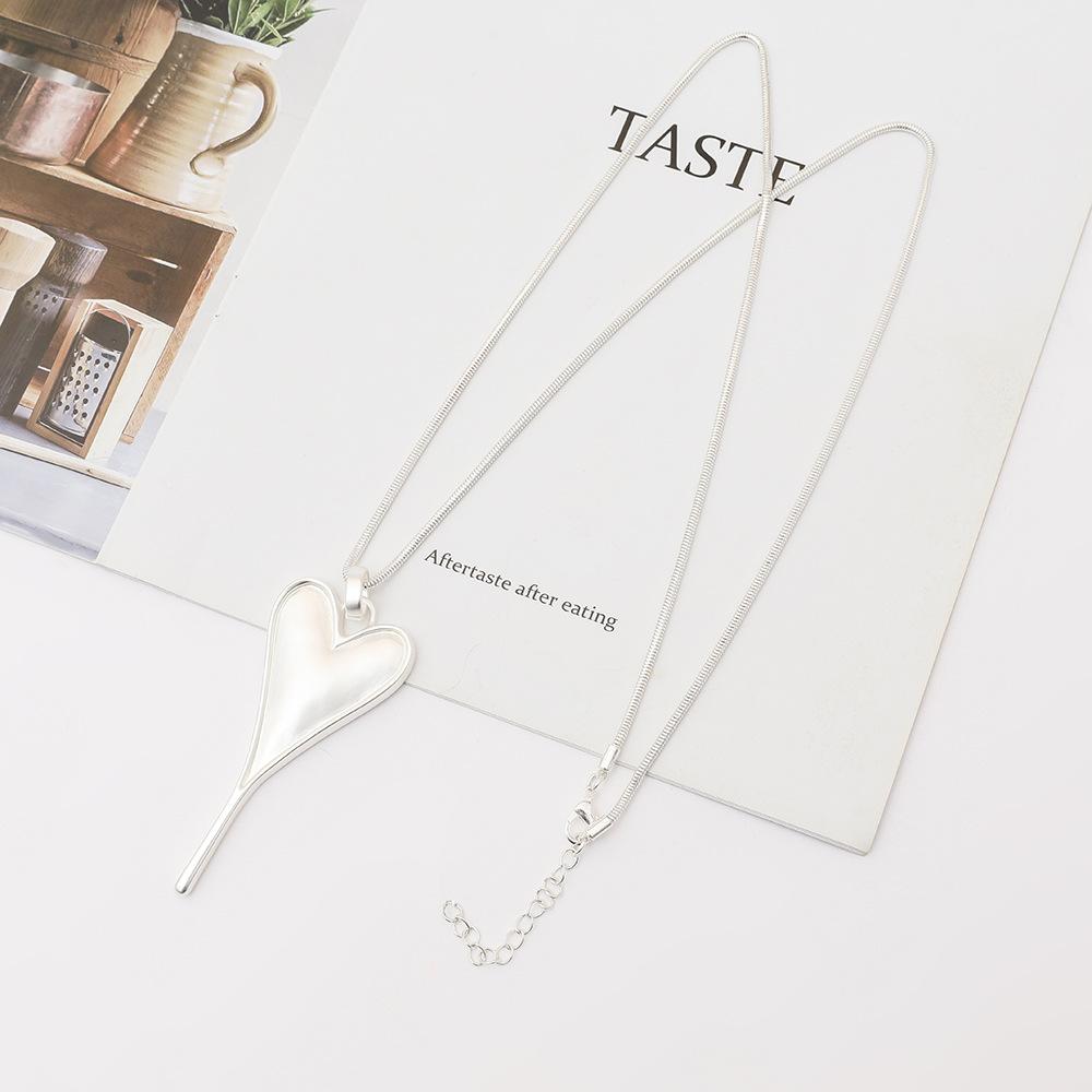 European and American new women's heart-shaped long sweater chain necklace fashion trend versatile metal accessories