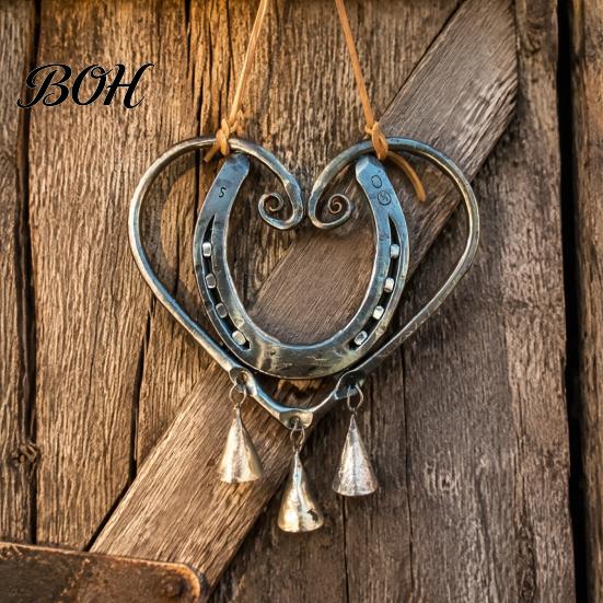 Einzigartiges Valentinstagsgeschenk Hufeisen Herzform Windspiel für Außendekoration im Garten mit Messingglocke Glück Wandkunst Akzente, Rustikales Metall Hängend