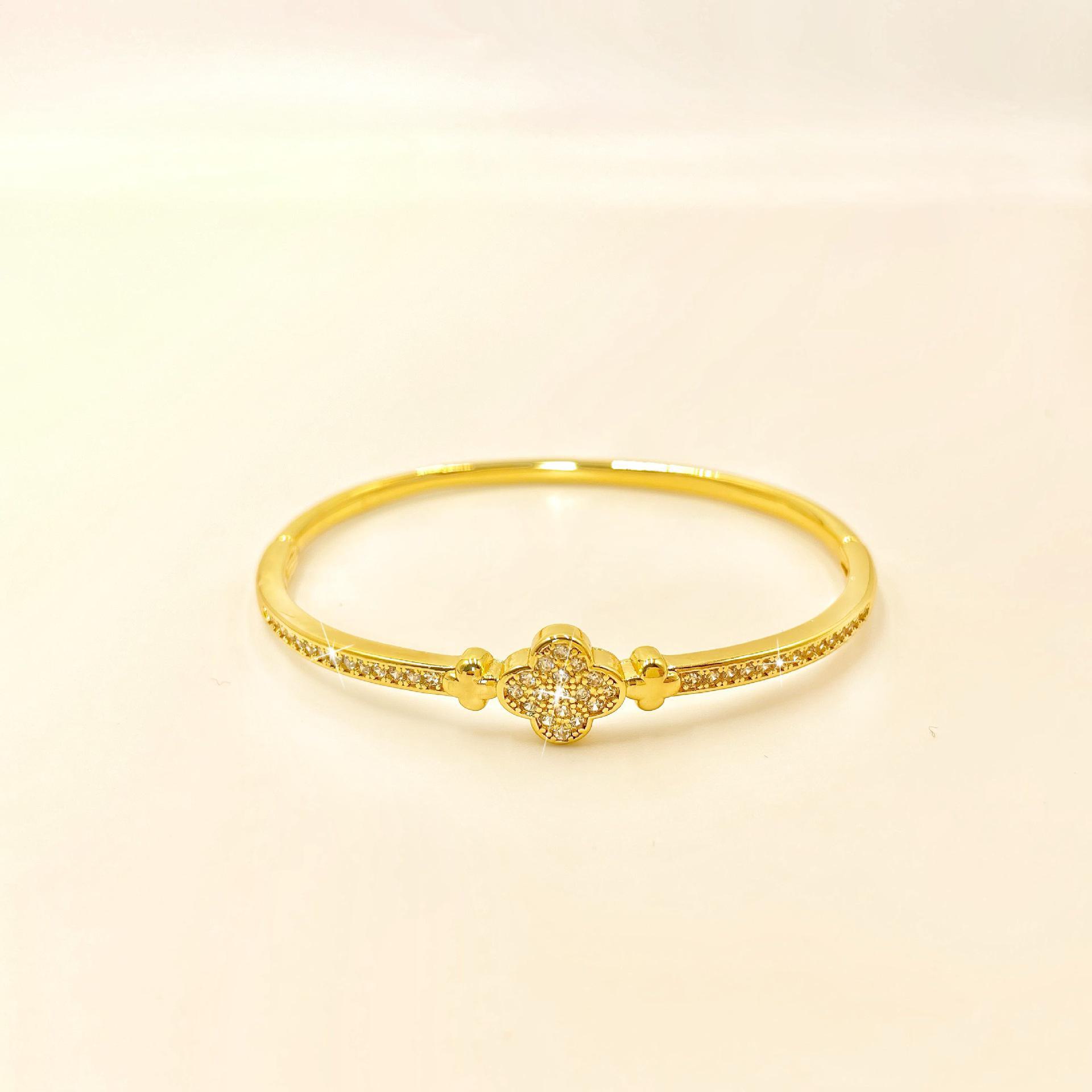 

Европейский и американский браслет с четырехлистным клевером и цирконием: Модные, элегантные украшения для рук для женщин. золотой