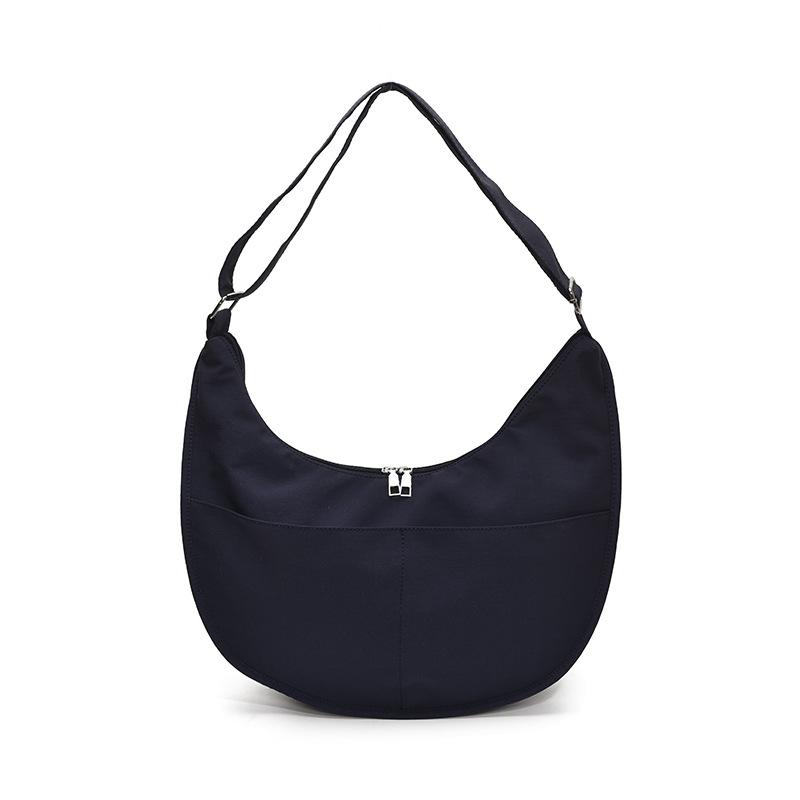 This year, the Korean version of casual style solid-color dumpling bags are popular. Students commute in class, versatile and light travel messenger b