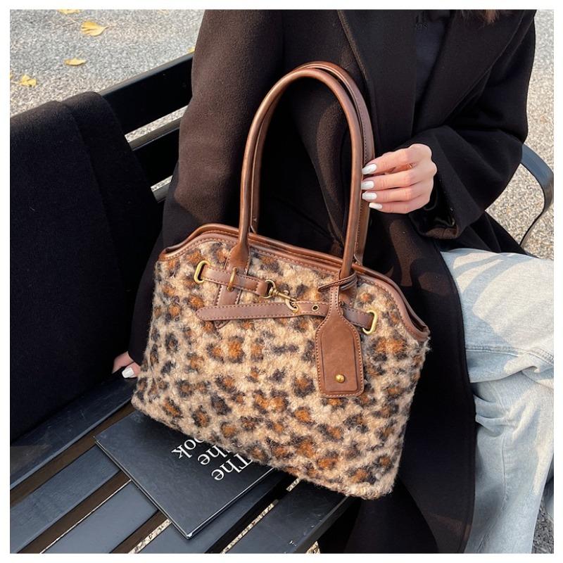 Leopard print plush Korean bag, winter trendy style, large-capacity commuting model.