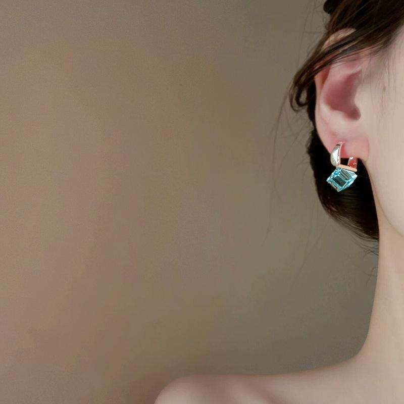 Indifferent Light Blue Translucent Square Sugar Pendant Clip-On Earrings for Women - High-End, Exquisite, Fashionable, Versatile Ear Jewelry.