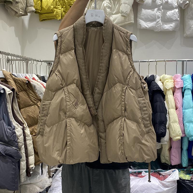 

Пуховый жилет женский короткий 2024 новый белый утиный пуховик с V-образным вырезом нишевая литературная куртка зима M темно-коричневого