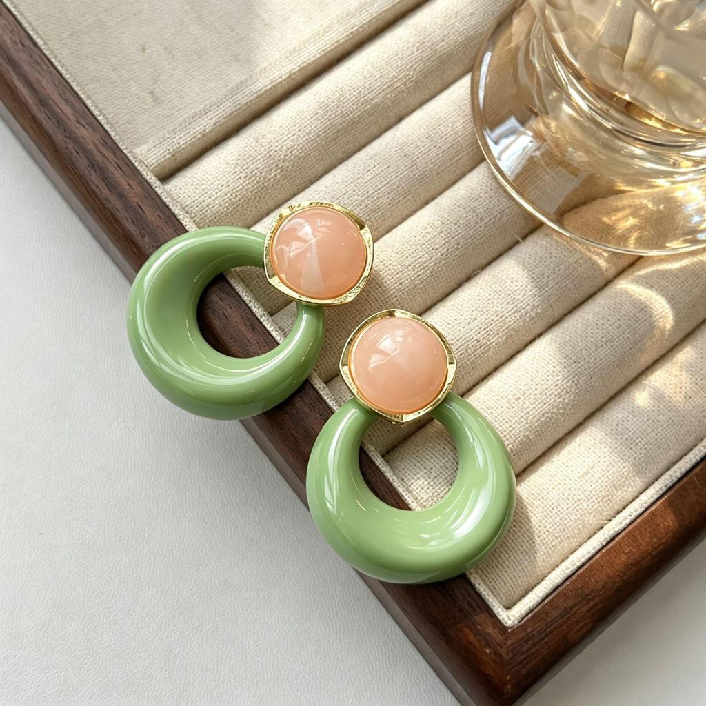 Hong Kong Retro Color Block Resin Stud Earrings - Niche High-End Fashion for Women