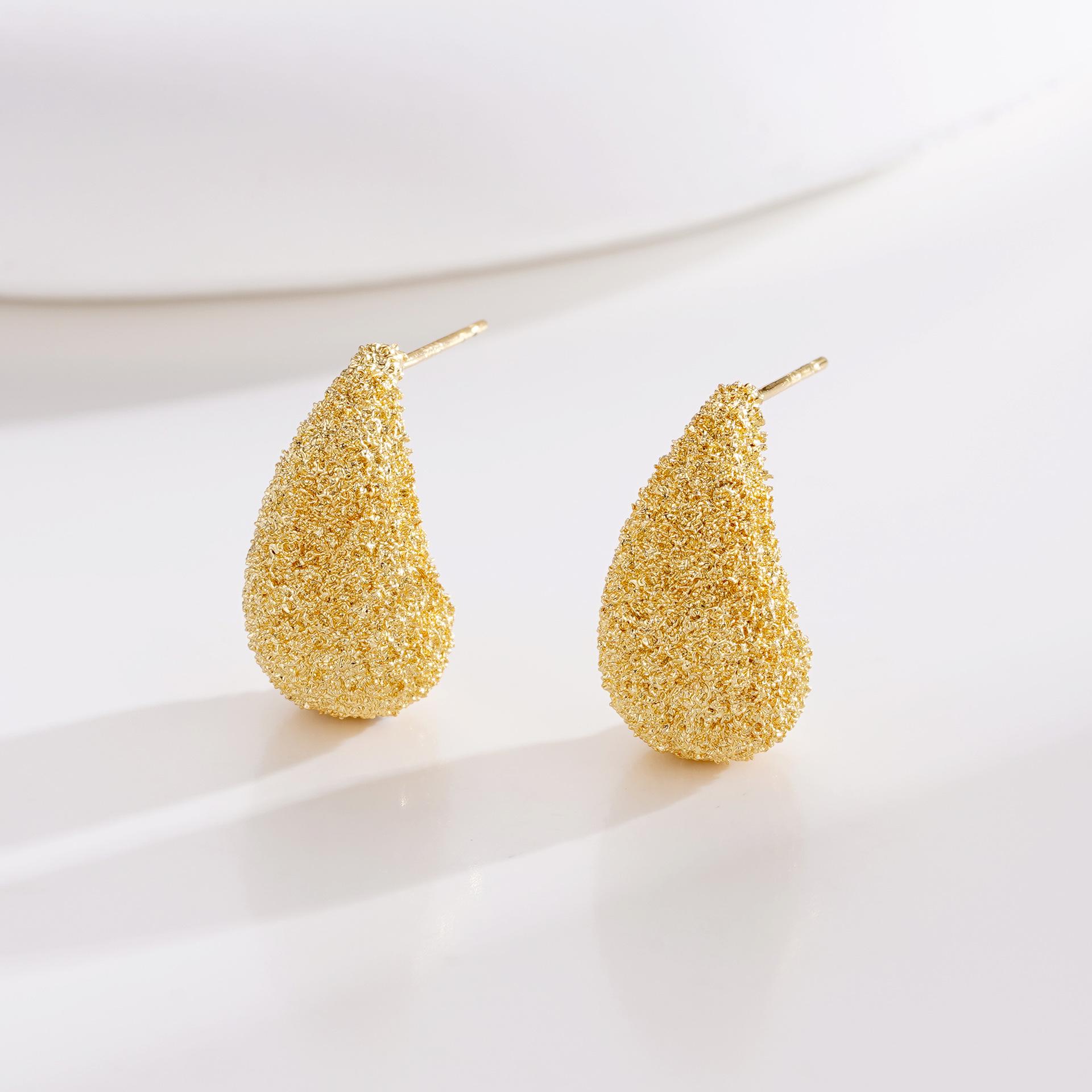 

Золотые серьги с текстурой из морщинистого металла и серебряной иглой - ювелирные изделия для пригородных поездов в гонконгском стиле