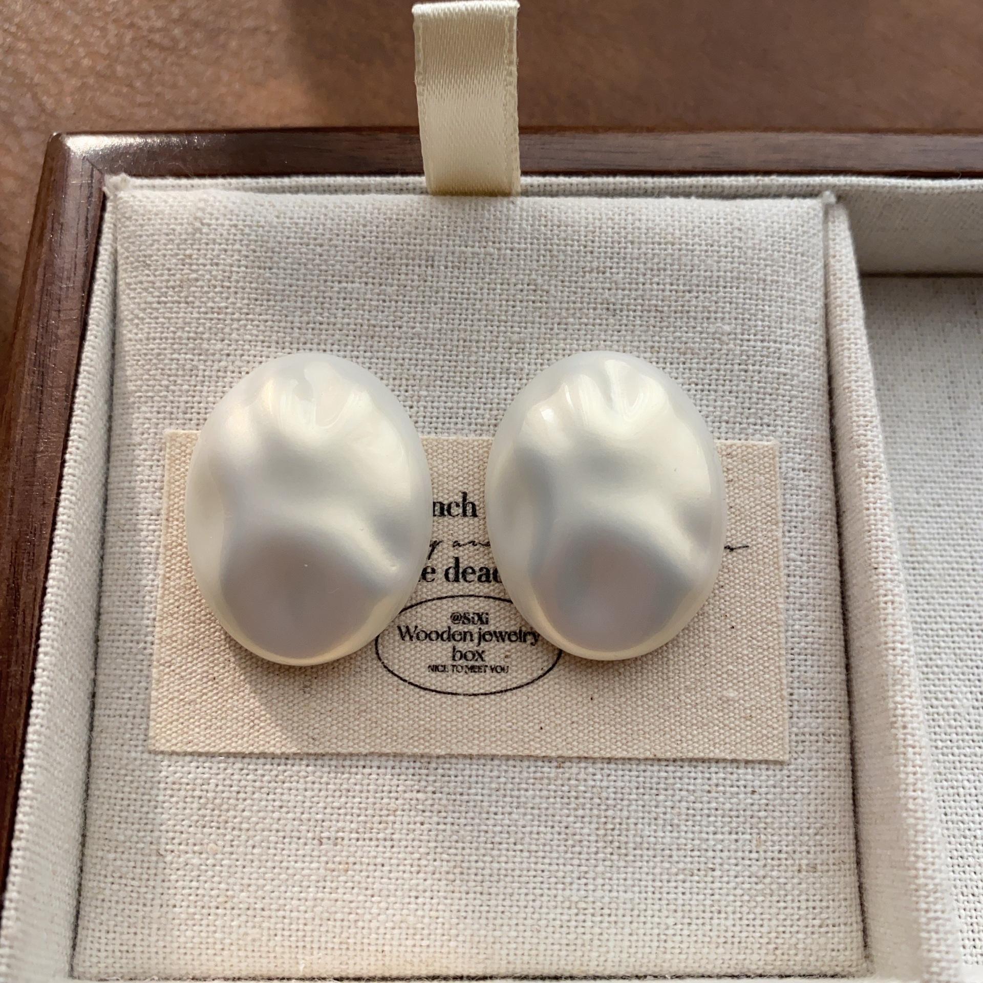 Simple goose egg-shaped pearl stud earrings, natural and elegant fashion design, light luxury, high-end sense, versatile commuter earrings