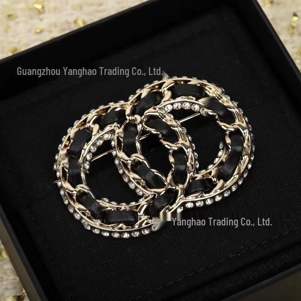 Seiko Doppel C Schwarze Leder Strass Brosche für Damen