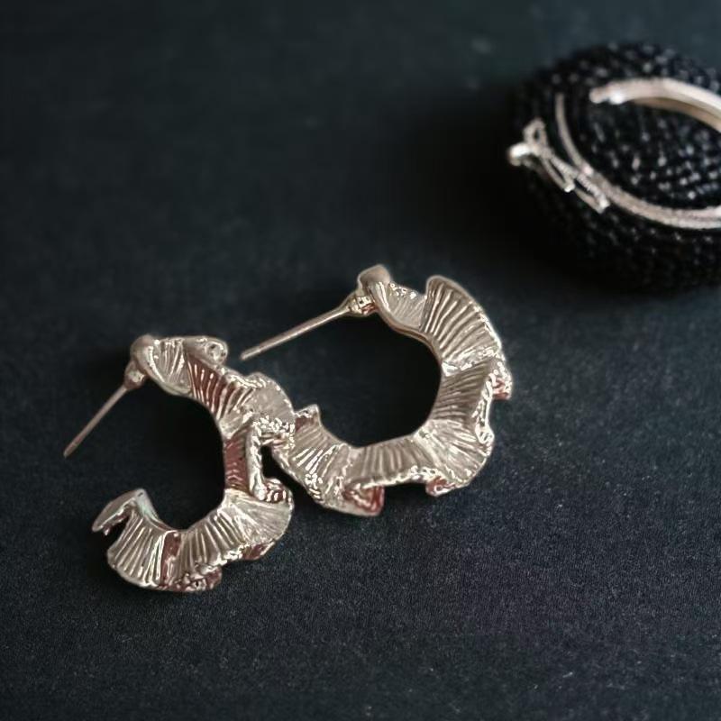Korean Pleated Lace C-shaped Earrings: Delicate Texture, Stylish Wave Backs, Individual and Versatile Design серебряный