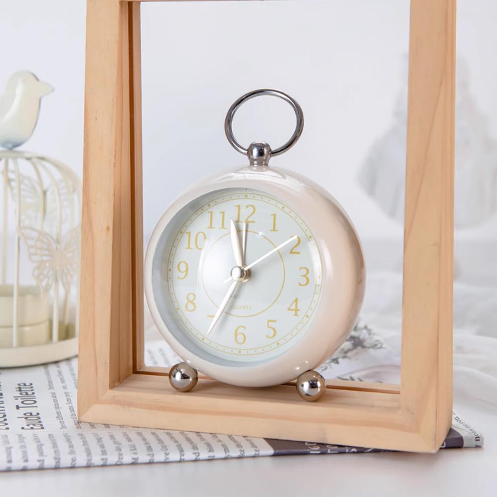 1pc Simple Metal Quartz Alarm Clock, Nightstand Luminous Mute Clock, Suitable for Home, Office Decoration