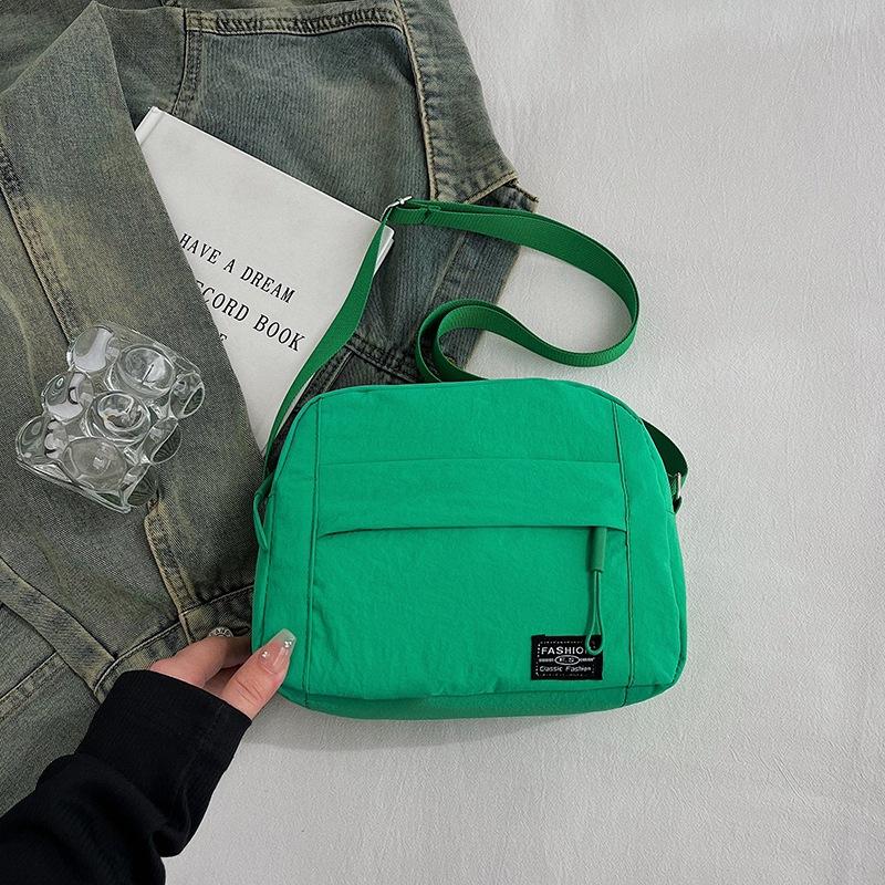 

Fashion trend niche design small square bag spring new 2025 casual texture women s simple shoulder crossbody bag зелений