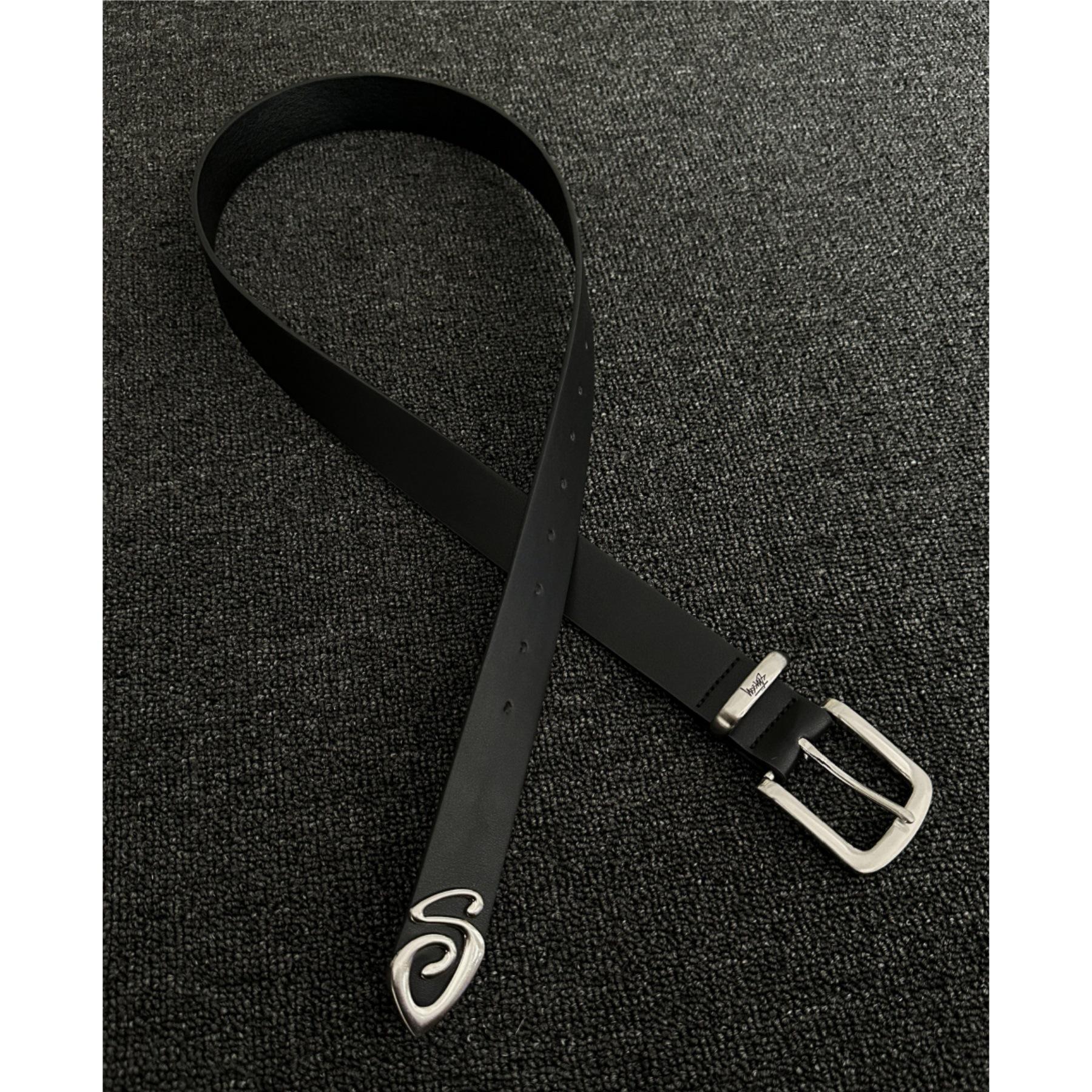 

Ремень из фактурной кожи с металлическим акцентом в виде буквы - Минималистичный стиль