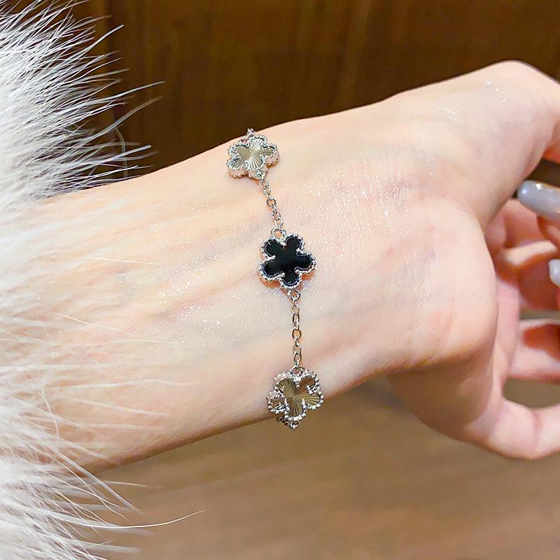 Korean Style Gold-Plated Five-Petal Flower Bracelet - Exquisite, Fashionable, Gentle, Light Luxury Jewelry