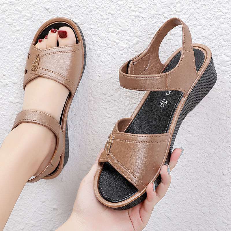 Large size women's sandals 2025 summer new rubber and plastic Velcro flat sole middle-aged and elderly soft sole mother-in-law sandals mother shoes