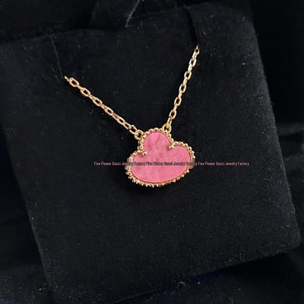 Náhrdelník Van Cleef se čtyřlístkem: Zlatý přívěsek pro ženy s pětilistým designem, bílou perletí, červeným achátem a diamantem.