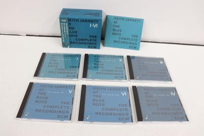 CD KEITH JARRETT, GARY PEACOCK; JACK D - V Blue Note, Kompletní nahrávka POCJ130510 ECM 1995 Japonsko ObiJazz Použité