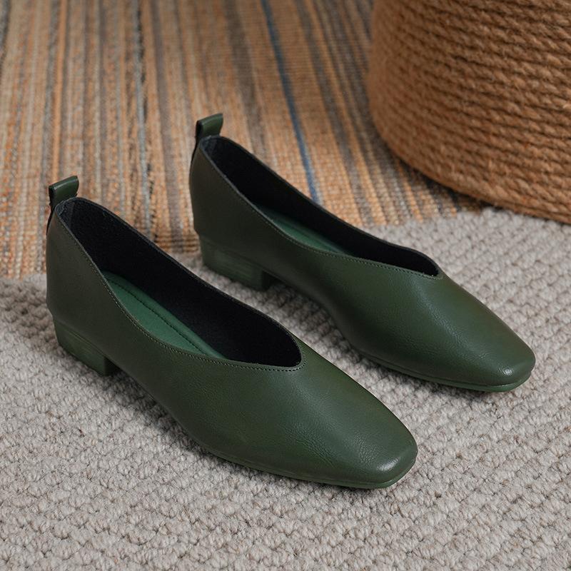 

Soft sole 2025 new cowhide comfortable and breathable low heel square head shallow mouth single shoes women s flat bottom non-grinding feet grandma 43