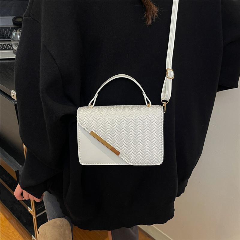 Sac bandoulière femme style urbain en PU avec bandoulière chaîne pour un usage quotidien décontracté