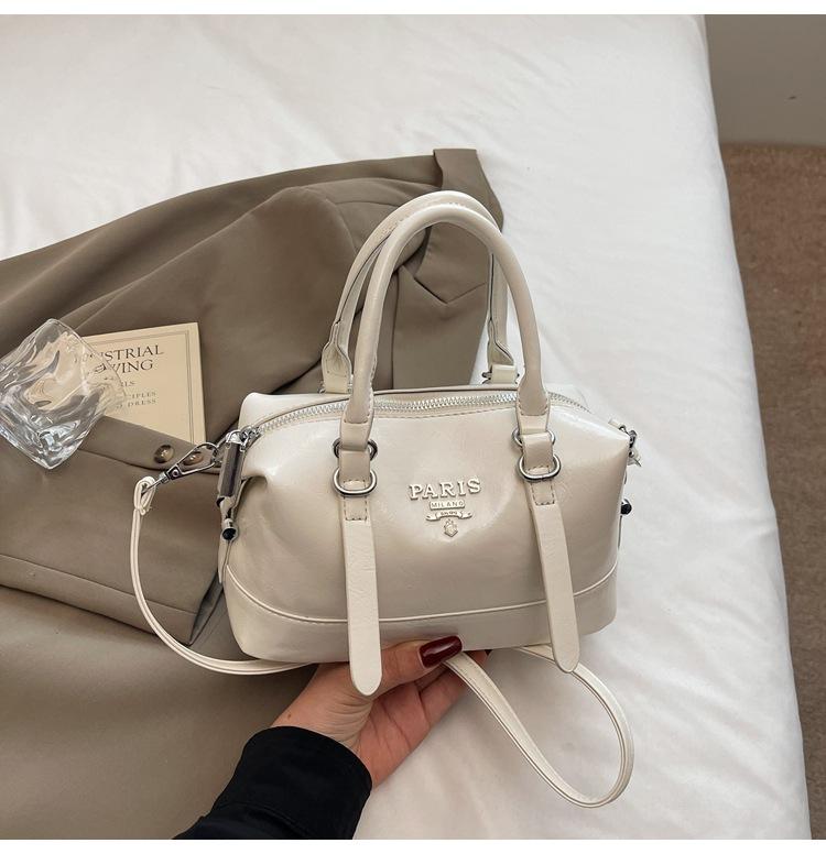 

Korean handheld women s 2025 spring and summer new niche fashion simple and versatile shoulder messenger bag high-end texture women s bag белый