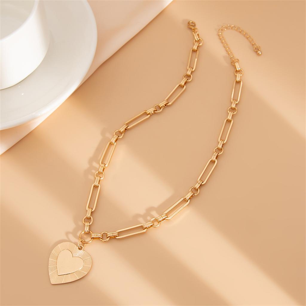 Fashionable Metal Love Heart Pendant Necklace Adjustable Length Clavicle Chain for Women Fashion Choker Jewelry