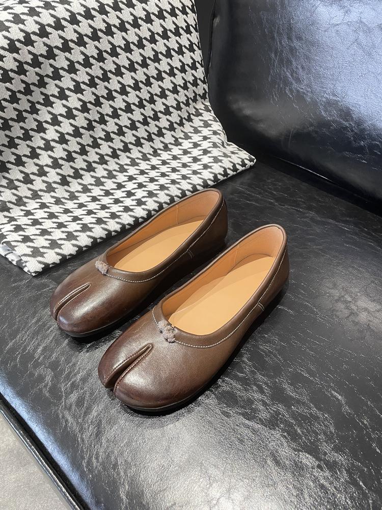 2025A Νέο Στυλ Παπούτσια με Διαχωρισμό Δακτύλων Πλυμένα με Δέρμα, Γυναικεία Ρηχά Ασημί Παπούτσια Μονά 'Οπλή Χοίρου' και Μπαλαρίνες