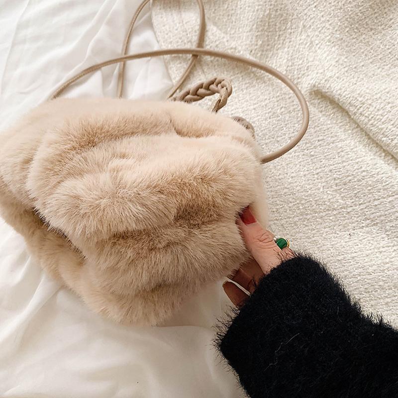 Autumn and Winter Plush Shoulder Crossbody Bag Women's Fashi Pleated Warm Faux Fur Hobos Bag Sweet Small Handbag