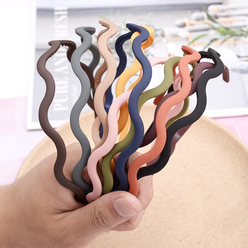 Matte Morandi Wave Hairband for Women: Versatile Sawtooth Clip for Makeup, Face Washing, Secure Hold for Fine Hair.