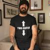 TWEEZITTER T-SHIRT (grof grappig beledigend vrijgezellenfeest mannelijk kerel man feest trendy cadeau) Unisex-T-shirt