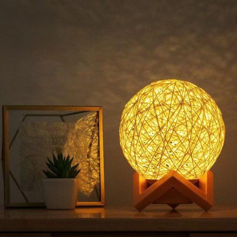 1 Set Rattan Kugel Tischleuchte USB-Stecker Helligkeit Einstellbar Nachtlicht Geschenk Holzständer Nachttisch Dekoration Nachtlicht Für Schlafzimmer