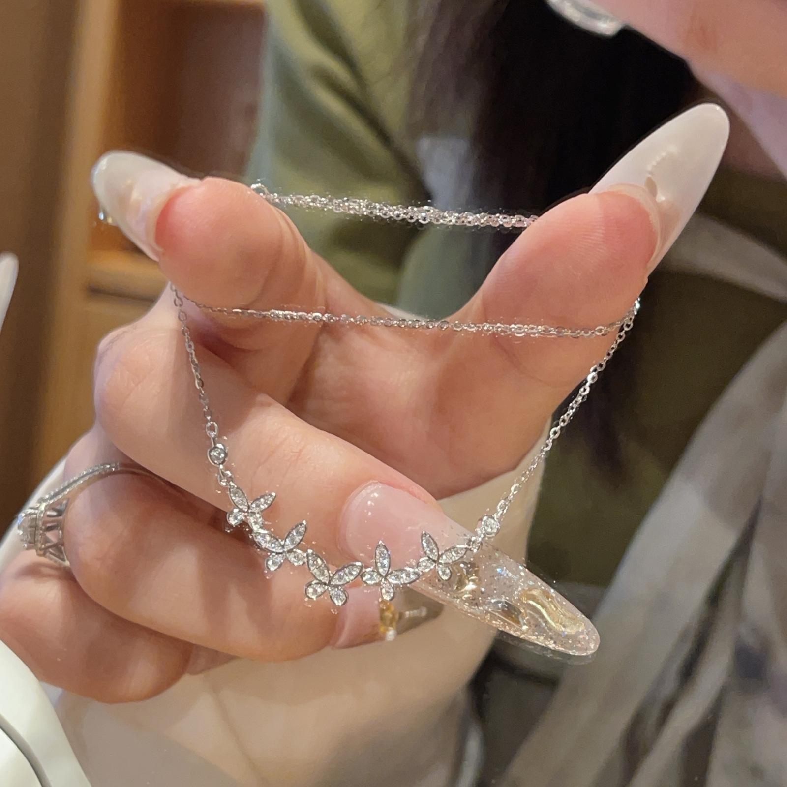 

Розкішне срібне намисто S925 з блискучими діамантами у формі метелика срібний