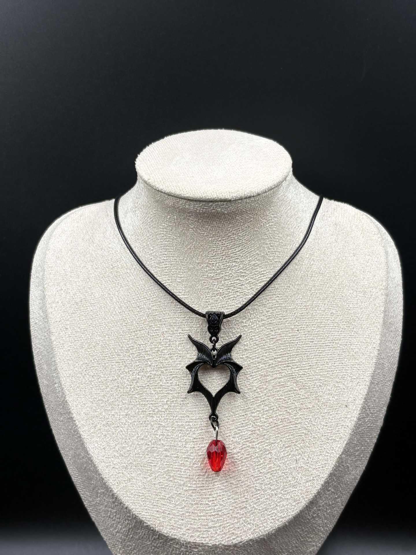 Готический кулон-ожерелье в виде рубинового сердца с крыльями летучей мыши
