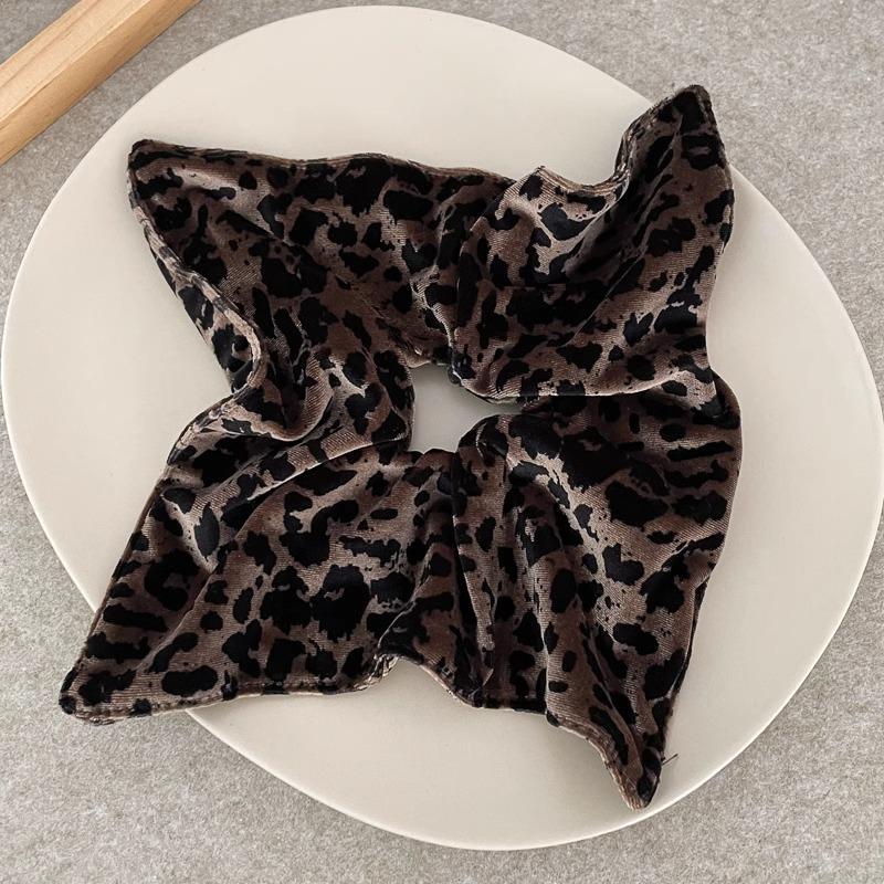 Flokowana zimowa opaska do włosów w panterkę - Wszechstronna, szykowna i ciepła dla pań