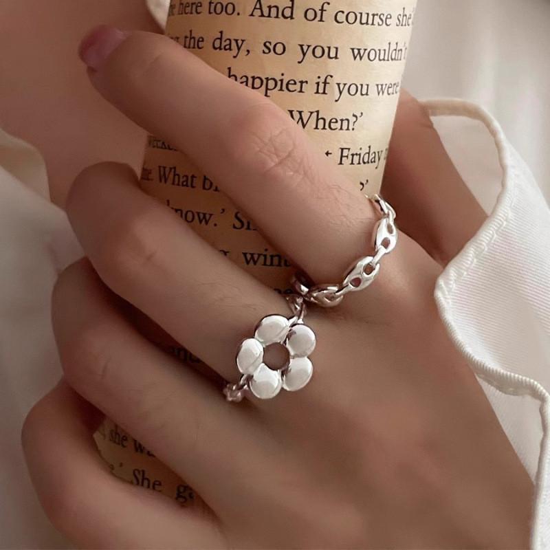 Adjustable Modern Copper Ring For Women Featuring Elegant Five Petal Floral Design Fashion Accessory