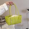 Bolsa da Mãe: Uma Bolsa de Ombro Elegante, de Trama Aberta, para Mulheres, Adequada para Uso Casual.