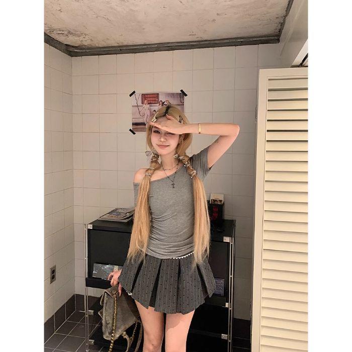 Gray diagonal neck off-the-shoulder short-sleeved T-shirt for women's summer slim-fitting and thin inside design, Spice Girl short bottoming top