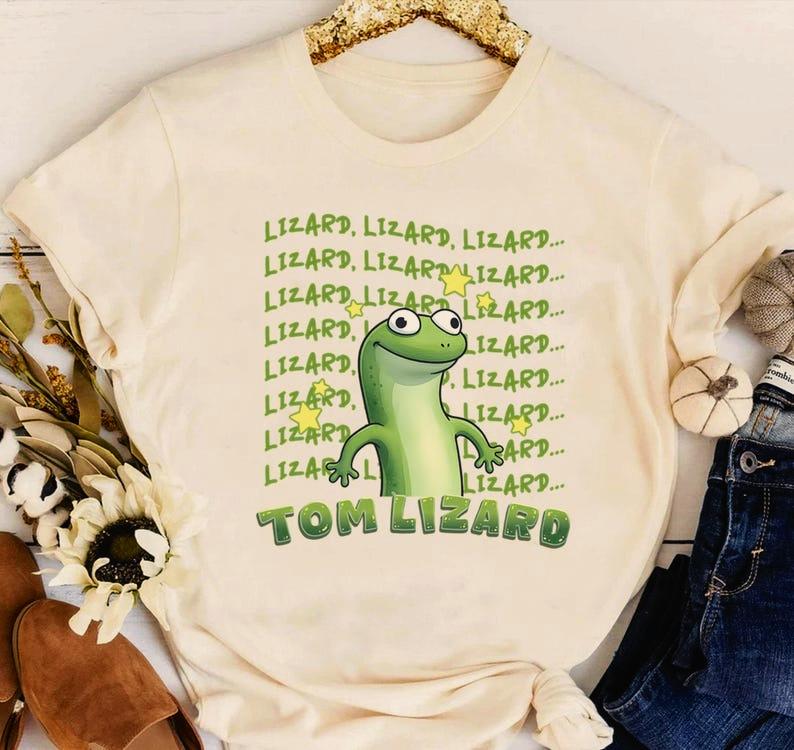 Funny Tom Lizard Y2k Repeated Text Reptile Tee Chaotic Energy Gecko Top Funny Meme Y2k Tshirt Men Women Streetwear Tee Tops