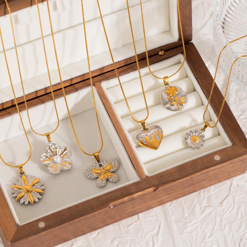 Luxury Heart Flower Stainless Steel Clavicle Necklace
