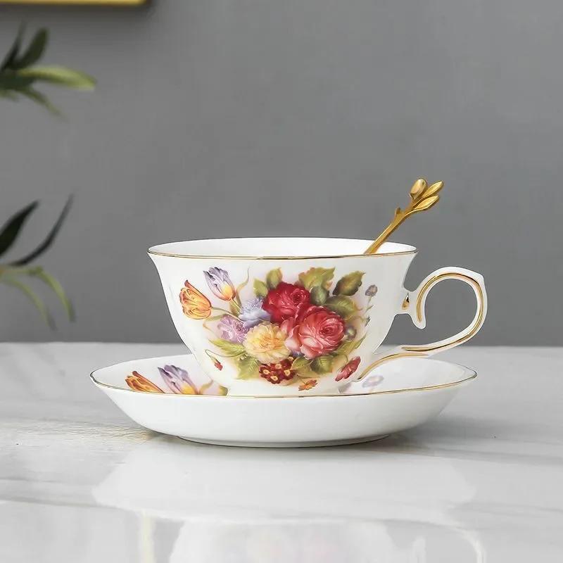 Ceramic Coffee Cup Saucer Spoon Set Flower Tea Cups Set European Porcelain Mug and Saucer for Coffee Cups Mugs Coffeeware Gift