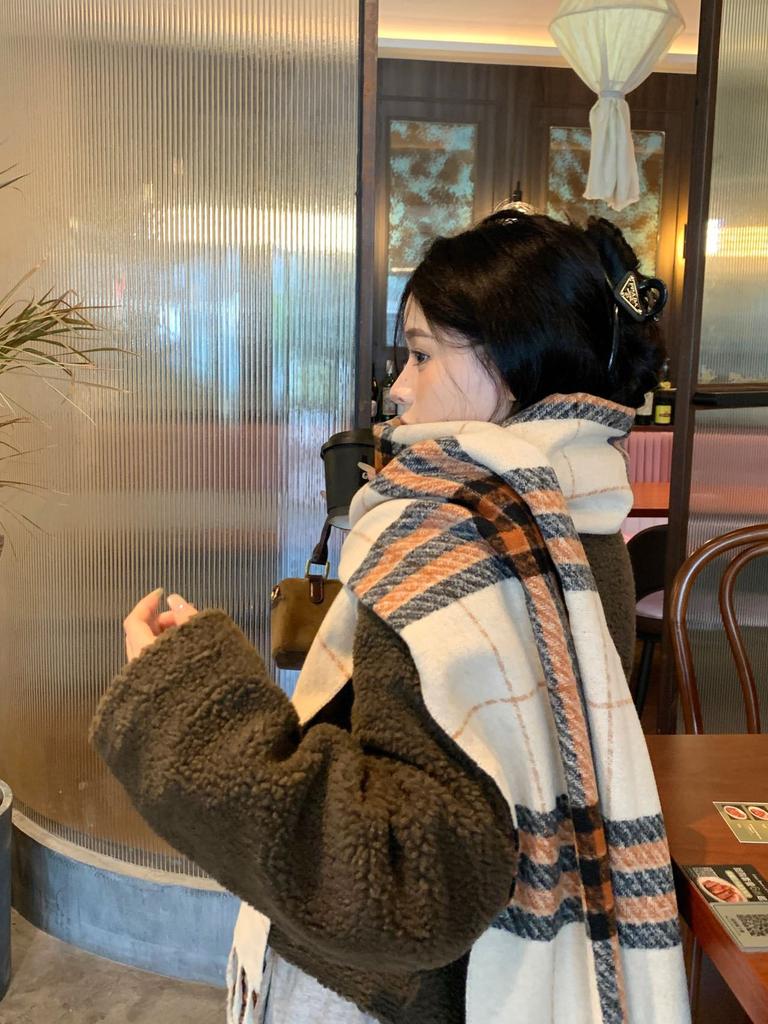 New scarf women's autumn and winter high-end feeling warm and versatile Korean version shawl plaid black and white atmosphere scarf